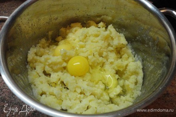 К этому времени картофель уже будет готов. Слейте воду, разомните, добавьте 70 г сливочного масла, 2 яйца и один белок (желток и 30 г сливочного масла оставим для смазки пирога), а также муку и замесите негустое тесто.