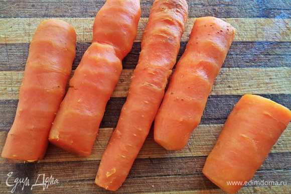 Да, морковь отварить заранее, это единственная заготовка. Почистить и желательно покрупнее выбрать, так красивее разрез будет!