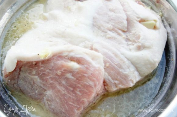 Залить маринадом мясо и убрать в холодильник мариноваться на 3-4 часа (можно на ночь). Духовку разогреть до 220°С. Мясо завернуть в пакет для запекания или в фольгу. Первые 30 минут запекать закрытым, потом аккуратно раскрыть его, чтобы мясо зарумянилось. Готовить еще 20-25 минут.