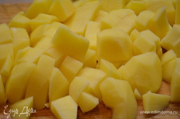 Картофель почистить и порезать крупными кубиками.