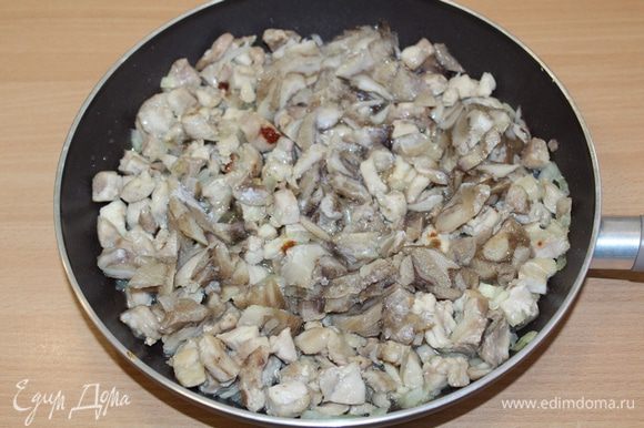 Куриное мясо (у меня мясо с бедрышек) режем небольшими кубиками, обжариваем, добавляем мелко порезанный репчатый лук, затем грибы, солим, перчим по вкусу. Притушить пару минут.