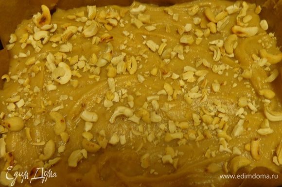 Собрать печенье: на слой теста выложить крем и орехи.