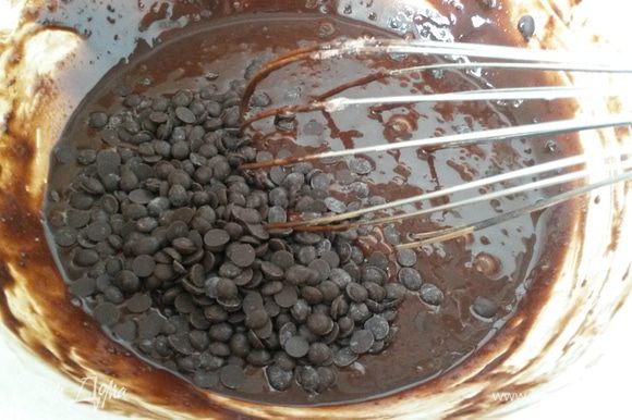 Добавляем шоколадные капли. В оригинальном рецепте шоколадных капель было 180 г. Я использовала только 100 г. Можно добавить или заменить на вяленую вишню или клюкву. Тесто получается жидким.