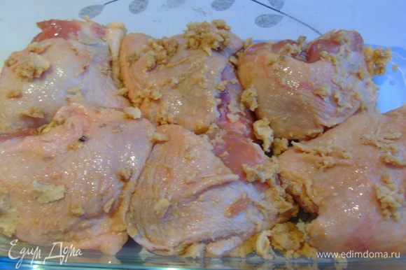 В форму для запекания выкладываем курицу и уже застывшее масло с соусом, тоже отправляем в форму.