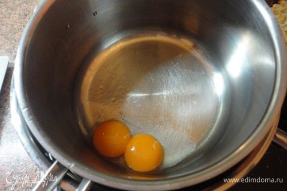 Сотейник с яичными желтками и лимонным соком поставить на водяную баню и растереть деревянной или силиконовой лопаткой. В течение всего времени приготовления соуса на водяной бане вода не должна (!) кипеть.