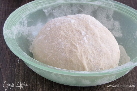 Приготовим тесто. Просеять в миску муку. Добавить соль, яйцо, воду. Замесить крутое тесто. Скатать тесто в шар, убрать под пленку и оставить для расстойки часа на два.