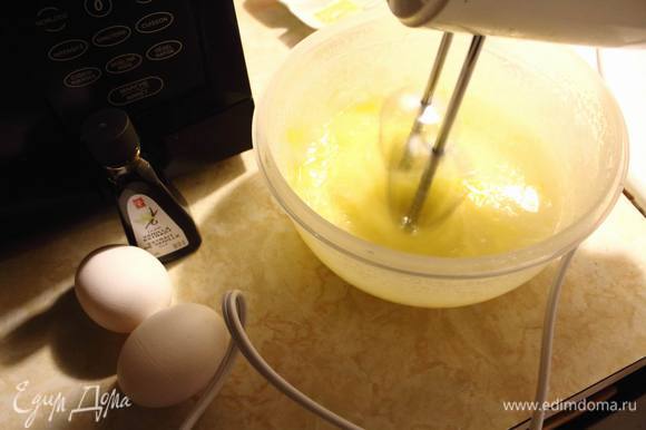 Затем добавить яйца и ванильный экстракт.