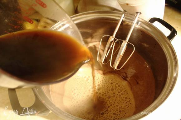 Черед за горячим кофе. Именно очень горячим — он заваривает какао и включает процесс в разрыхлителе еще до духовки. Можно заменить просто на кипяток.
