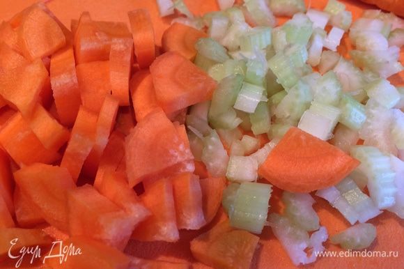Пока тесто поднимается, займёмся начинкой. Морковь и картофель почистите. Нарежьте сельдерей, картофель и морковь небольшими кусочками.