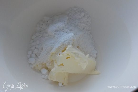 Сливочное масло комнатной температуры растираем с сахарной пудрой.