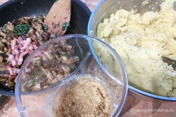 Соединить пюре с масляно-ореховой смесью, поперчить, посолить и аккуратно вмешать грибы и бекон.