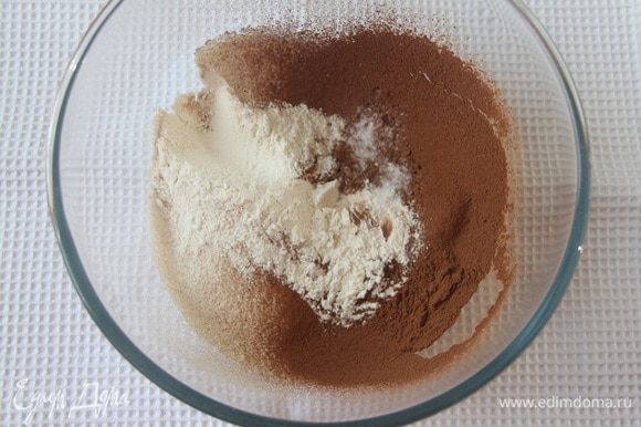 Стакан муки, полстакана какао-порошка, по половине чайной ложки соли и соды просеять в миску.