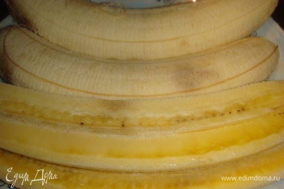 Бананы очистить, разрезать вдоль.