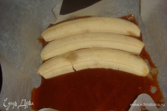 Бананы выложить на карамель, срезом вниз.