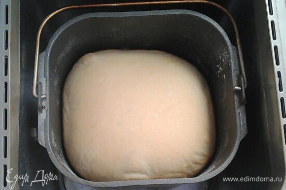 После звукового сигнала даем хлебушку 5 минут посидеть еще в горячей чаше. Потом открываем крышку хлебопечки. Верх хлеба поднялся шапкой — значит вся подготовка и процесс выпекания прошли идеально!!!