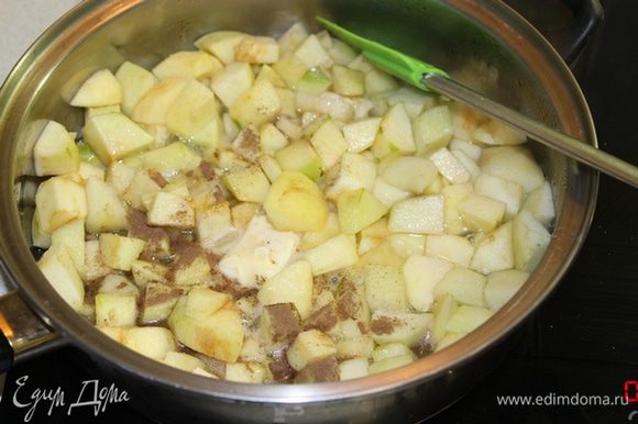Пока тесто поднимается, приготовим начинку: яблоки очистить, порезать на кусочки, добавить все остальные ингредиенты, потушить до мягкости яблок.