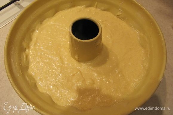 Вылить готовое тесто (по консистенции должно быть похоже на жидкую сметану) в смазанную сливочным маслом форму и отправить в предварительно разогретую до 180°C духовку на 40-50 минут.