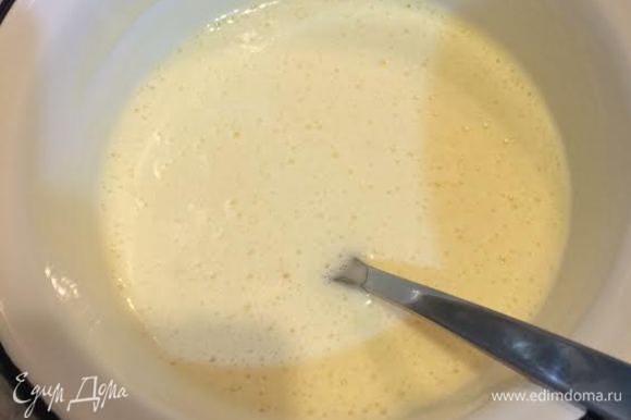 Отложить несколько ложек теста в тёплое молоко и перемешать. После этого влить массу в основное тесто и перемешать.