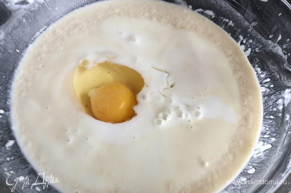 Добавьте яйцо и кефир хорошо перемешайте, постепенно добавляйте оставшуюся муку и замесите мягкое и эластичное тесто. Поставьте в тёплое место, тесто должно подняться вдвое.