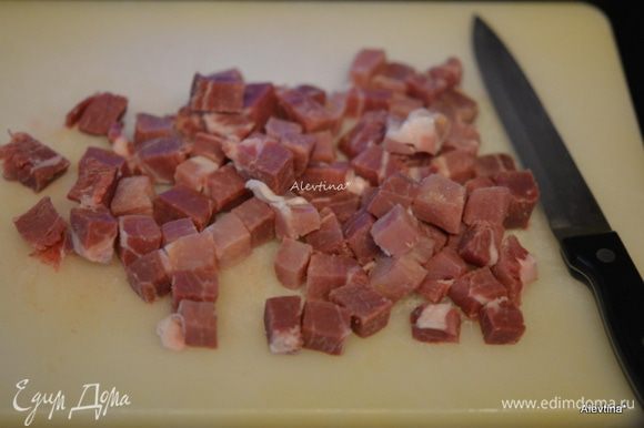 Берем рульку свиную копченую, срезаем мясо и режем кубиками.