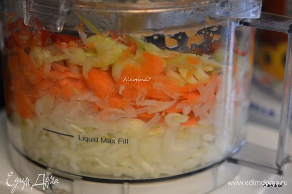 Порезать тонко лук, сладкий перец, морковь, сельдерей, чеснок.