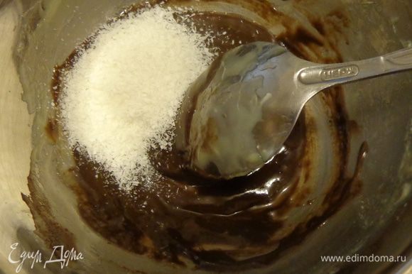 Остудить печенье, а тем временем приготовить черный ганаш. Нагреть сливки и растопить в них шоколад и масло. Добавить кокосовую стружку.