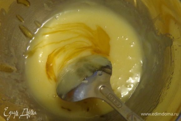 Для белого ганаша нагреть сливки и растопить в них шоколад и масло. Добавить апельсиновый джем.