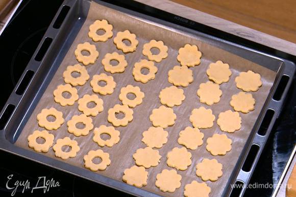 У половины печенья маленьким кулинарным кольцом вырезать в центре отверстие.