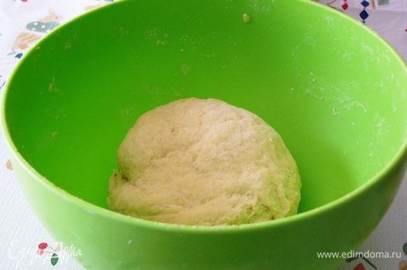 От центра замешиваем тесто, доливая по необходимости теплой воды. Вливаем оливковое масло. Не забудьте посолить тесто, иначе лепешки выйдут пресными.