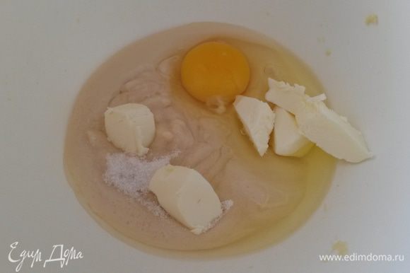 В миске венчиком смешиваем сгущенное молоко, яйцо, соль, сахар и сливочное масло комнатной температуры. Ничего взбивать не надо, просто перемешиваем до однородности. Масло останется маленькими крупинками.