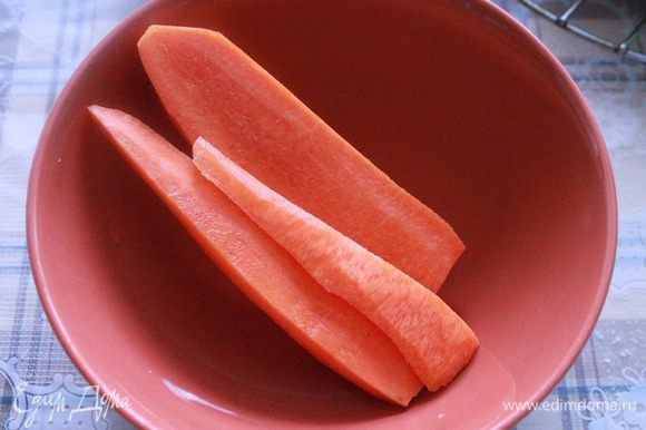Морковь трем на крупную терку.