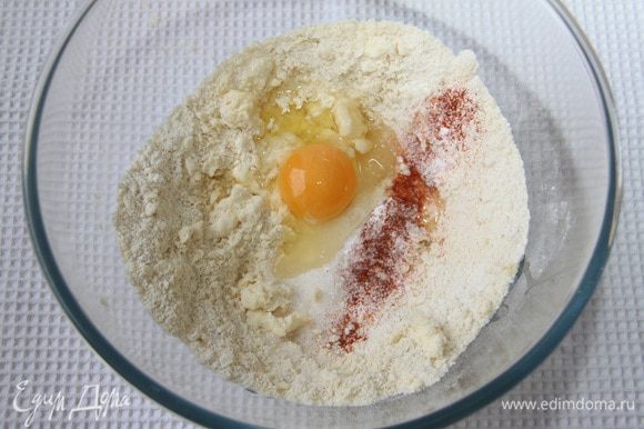 Добавить яйцо, сахар, разрыхлитель, соль и перец.