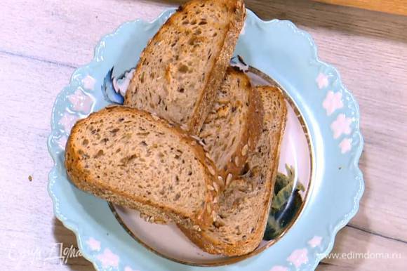 Хлеб подсушивать с двух сторон на разогретой сковороде-гриль до появления золотистых полосок.