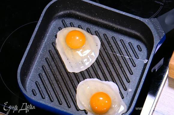 Из каждого яйца по отдельности пожарить глазунью, посолить и поперчить.