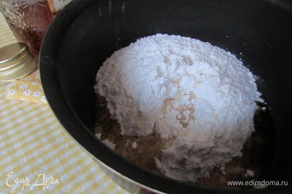 Приготовить глазурь. В сотейнике смешать сахарную пудру, кипяток и ликер. Подогреть массу, чтобы она стала текучей. Вылить на пирог.