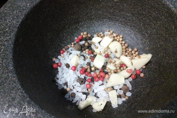 В ступке растереть специи с солью, чесноком. Добавить листики тимьяна и оливковое масло. Размешать.