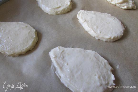 Ложкой выложить тесто на противень (формируя любую форму, можно оставить просто лепешечку), застеленный бумагой для выпечки.