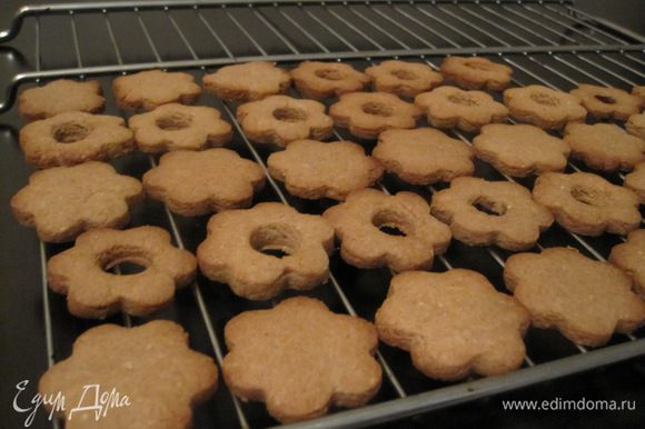 Дать печенью немного остыть на противне (сразу из духовки печенье очень мягкое и хрупкое), переложить на решетку до полного остывания.