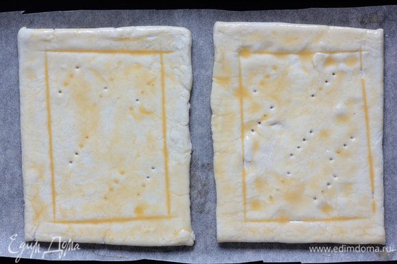 Тесто раскатайте на присыпанной мукой поверхности в прямоугольник толщиной 4 мм. Разрежьте тесто на 2 квадрата.