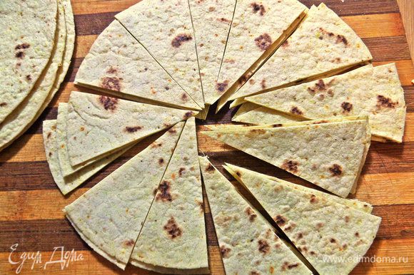 Нарежем с помощью ножа для пиццы на сегменты — так удобнее брать и кушать!
