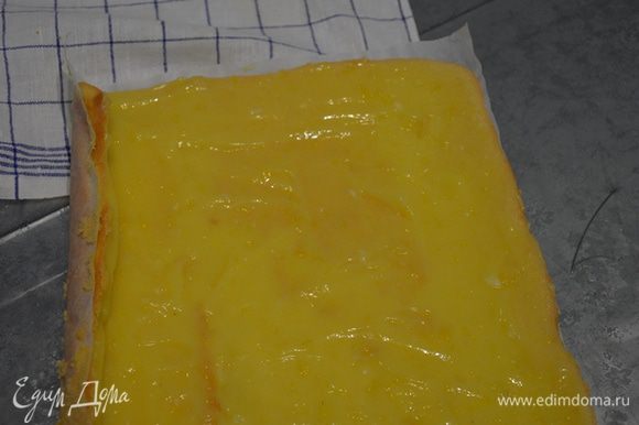 Затем удаляем бумагу промазываем кремом (в моем случае это курд, рецепт приготовления его описан у пользователя Натали http://www.edimdoma.ru/retsepty/74453-limonnyy-kurd) и сворачиваем рулет.