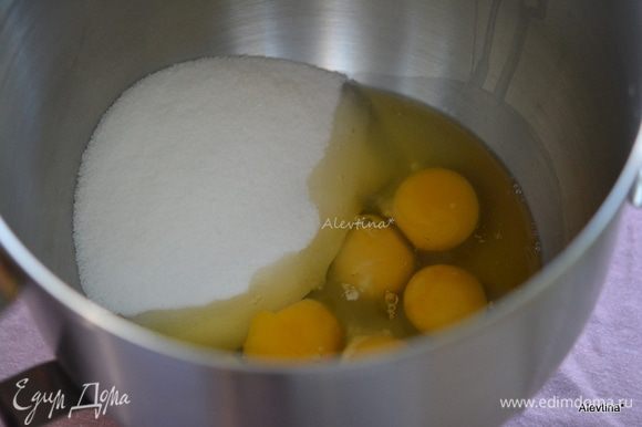 Разогреть духовку до 180°С. Взбить яйца с сахаром.