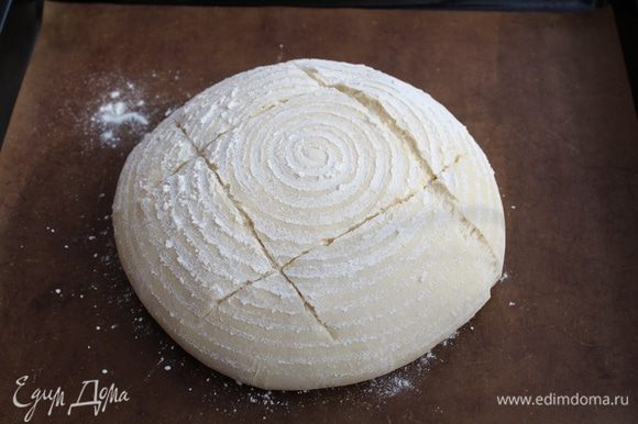 Перед посадкой в печь сделайте на хлебе надрезы.