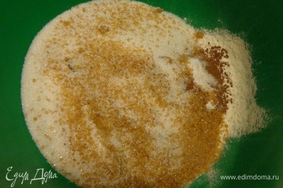 В миске смешать сухие ингредиенты: муку. сахар, соду. Я взяла белый и коричневый сахар 1:1.