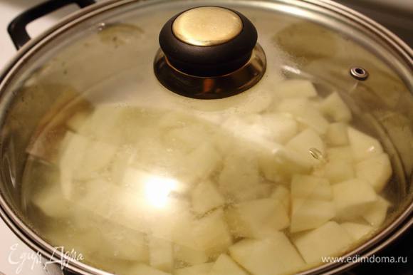 Картофель почистить, отварить и сделать пюре с молоком. Поставить остывать, перейдя к начинке.