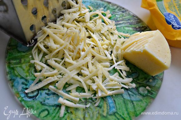Сыр (средней твёрдости) натрите на крупной тёрке.