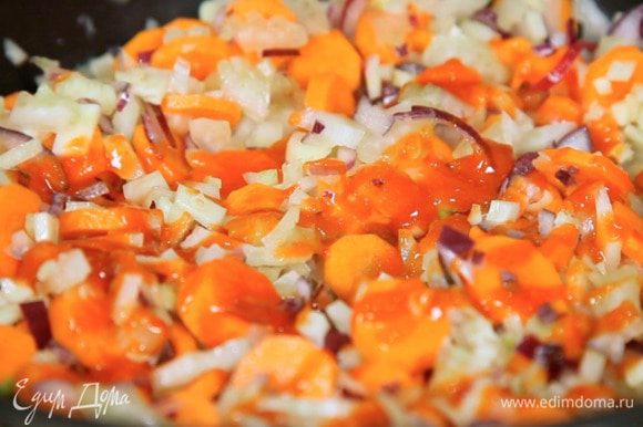 Нагреть в сковороде масло, добавить овощи и половину чеснока и соус чили, обжаривать 8-10 минут.