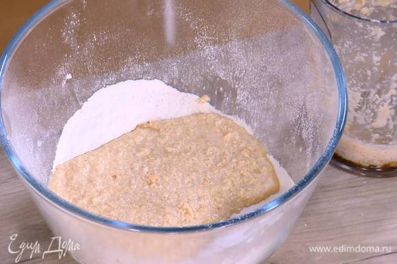 Яично-сахарную смесь соединить с мукой и вымешать тесто.