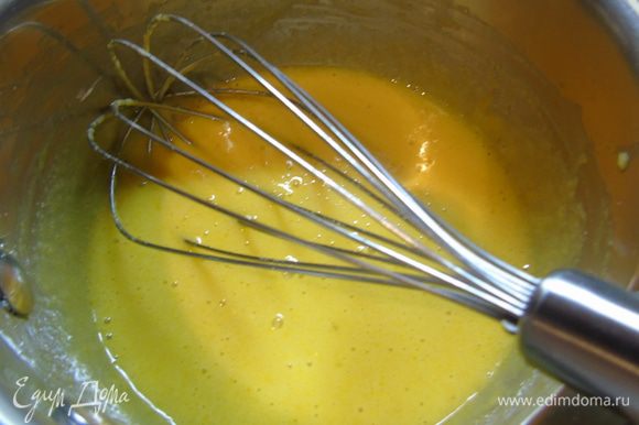 Пока тесто отдыхает, приготовим крем: в сотейнике смешиваем яйца, сахар и ваниль. Добавляем крахмал и снова перемешиваем.