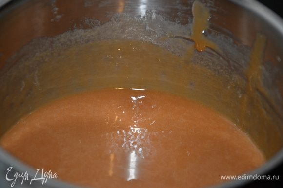 Готовим соленую карамель. Ее тоже можно готовить заранее. Замочите желатин в холодной воде. Нагрейте сливки. Добавьте сахар, глюкозу и воду. Вместо глюкозы можно использовать мед, я варила инвертный сироп по данному рецепту: http://www.edimdoma.ru/retsepty/40599-invertnyy-sirop Варите на среднем огне, постоянно мешая лопаточкой до карамельного цвета. Около 40-60 минут. Обычно достаточно 40 минут. Снимите с огня, добавьте желатин. Перемешайте до полного его растворения. Дайте карамели остыть до 50°С, затем добавьте нарезанное на кусочки сливочное масло и соль. Перемешайте.